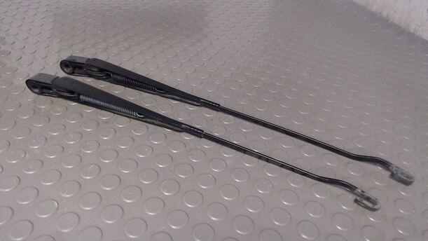 Foto: SCHEIBENWISCHERARME VORN eines Ford Scorpio Turnier Jeans