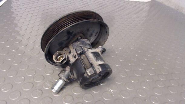 Foto: PUMPE SERVOLENKUNG / SERVOPUMPE eines Ford Scorpio Turnier Jeans