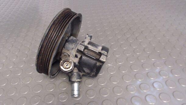 Foto: PUMPE SERVOLENKUNG / SERVOPUMPE eines Ford Scorpio Turnier Jeans