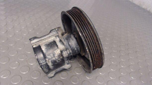 Foto: PUMPE SERVOLENKUNG / SERVOPUMPE eines Ford Scorpio Turnier Jeans