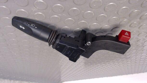 Foto: BLINKSCHALTER/KOMBISCHALTER eines Ford Scorpio Turnier Jeans