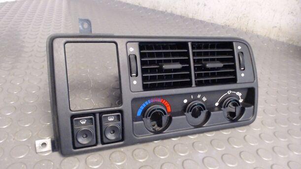 Foto: HEIZUNGSBETÄTIGUNG / BELÜFTUNG / BLENDE MITTELKONSOLE eines Ford Scorpio Turnier Jeans