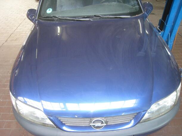 Foto: MOTORHAUBE eines Opel Vectra 1.6 Cup