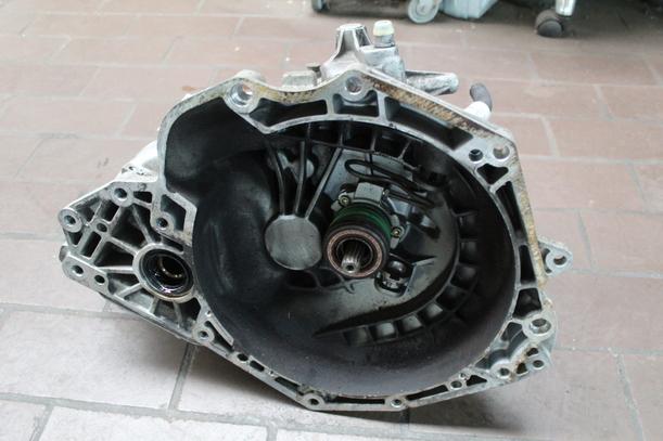 Foto: SCHALTGETRIEBE 5-GANG eines Opel Vectra 1.6 Cup