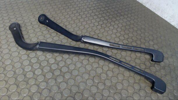 Foto: SCHEIBENWISCHERARME VORN eines BMW 318d DPF Touring CL