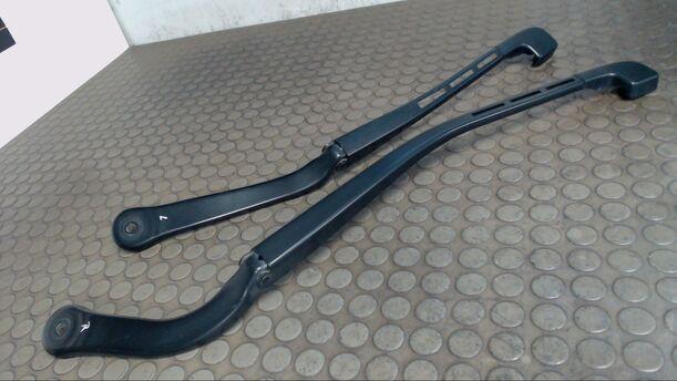 Foto: SCHEIBENWISCHERARME VORN eines BMW 318d DPF Touring CL