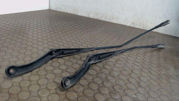 Foto: SCHEIBENWISCHERARME VORN eines Opel Corsa 1.3 CDTI