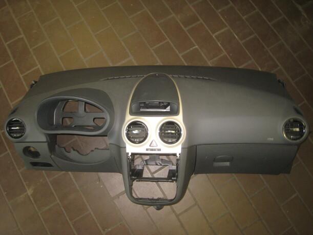 Foto: ARMATURENBRETT eines Opel Corsa 1.3 CDTI
