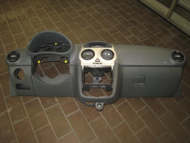 Foto: ARMATURENBRETT eines Opel Corsa 1.3 CDTI