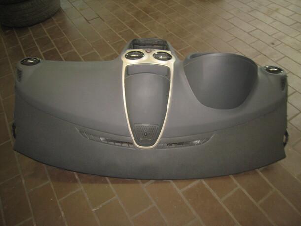 Foto: ARMATURENBRETT eines Opel Corsa 1.3 CDTI