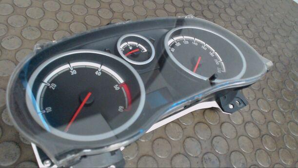 Foto: TACHOEINHEIT / INSTRUMENT (ENTHEIRATET) eines Opel Corsa 1.3 CDTI