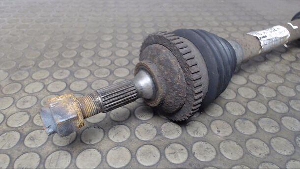 Foto: ANTRIEBSWELLE LINKS eines Peugeot 206 75 Eco