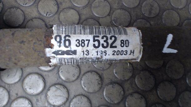 Foto: ANTRIEBSWELLE LINKS eines Peugeot 206 75 Eco