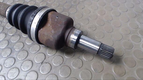 Foto: ANTRIEBSWELLE LINKS eines Peugeot 206 75 Eco