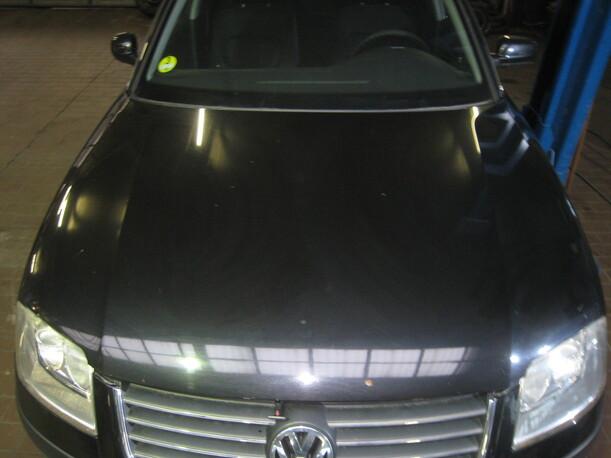Foto: MOTORHAUBE eines VW Passat Variant 1.9 TDI