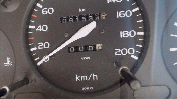 Foto: TACHOEINHEIT eines Nissan Micra 1.0 GL