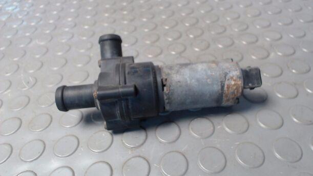 Foto: ELEKTRISCHE ZUSATZWASSERPUMPE eines Opel Sintra 3.0 V6 Special