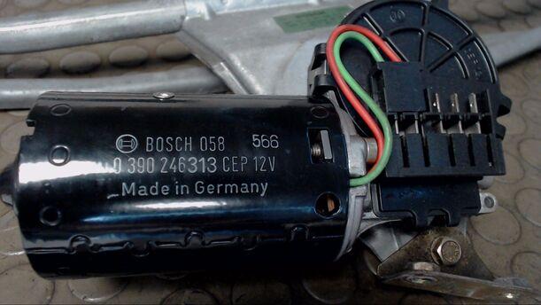 Foto: SCHEIBENWISCHERMOTOR VORN eines Volvo 460 2.0i GL