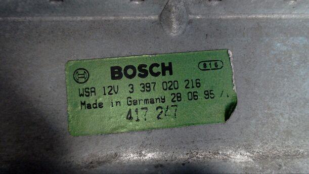 Foto: SCHEIBENWISCHERMOTOR VORN eines Volvo 460 2.0i GL