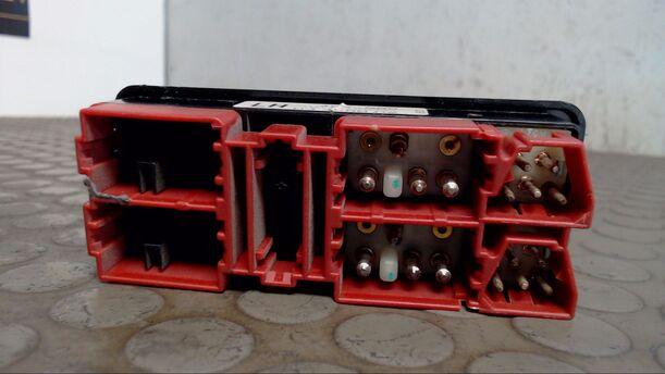 Foto: FENSTERHEBERSCHALTER eines Volvo 460 2.0i GL