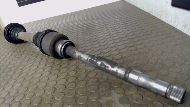 Foto: ANTRIEBSWELLE VORN RECHTS eines Peugeot 406 Break HDi Eco