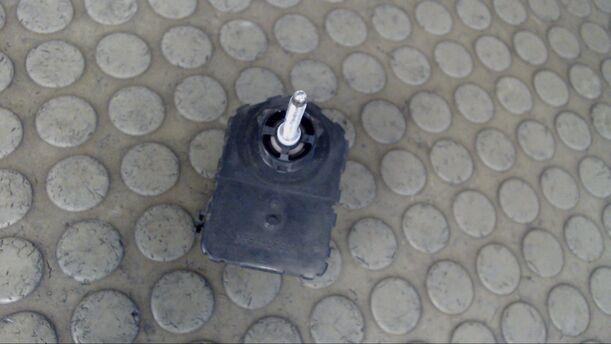 Foto: LEUCHTWEITENVERSTELLUNG / LWR-MOTOR LINKS eines Toyota Avensis 2.0 D-4D Combi CL
