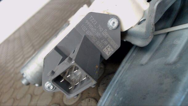 Foto: FENSTERHEBER ELEKTRISCH HINTEN LINKS eines Toyota Avensis 2.0 D-4D Combi CL