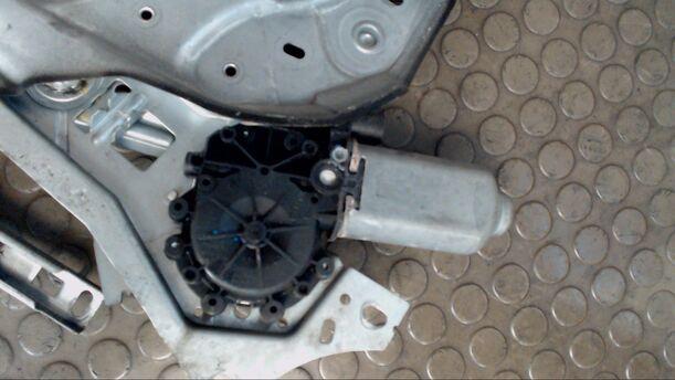 Foto: FENSTERHEBER ELEKTRISCH VORN LINKS eines Renault Laguna Grandtour 2.0 16V Comfortline