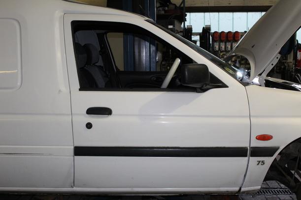 Foto: TÜR VORN RECHTS eines Ford Express CL