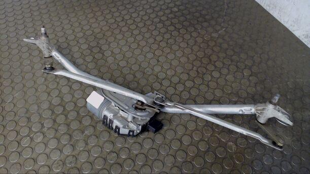 Foto: SCHEIBENWISCHERMOTOR VORN eines VW Passat Variant 2.0 TDI DPF