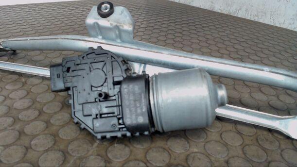 Foto: SCHEIBENWISCHERMOTOR VORN eines VW Passat Variant 2.0 TDI DPF