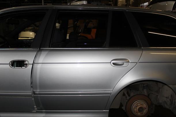 Foto: TÜR HINTEN LINKS eines BMW 530d touring Ambiente