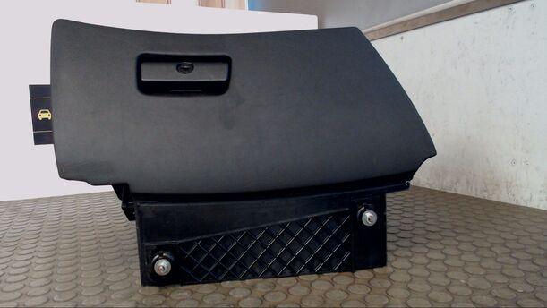Foto: HANDSCHUHFACH eines BMW 530d touring Ambiente