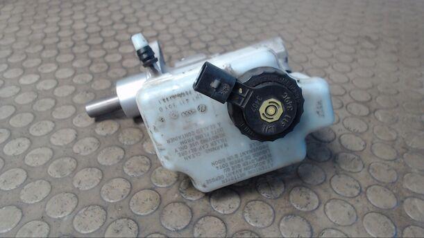 Foto: HAUPTBREMSZYLINDER eines VW Caddy 1.9 TDI DPF