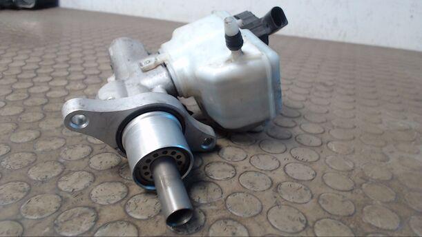 Foto: HAUPTBREMSZYLINDER eines VW Caddy 1.9 TDI DPF