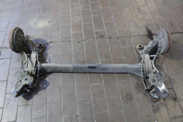 Foto: HINTERACHSE / ACHSE HINTEN eines Citroen C2 1.4 Ambiente