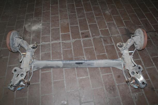 Foto: HINTERACHSE / ACHSE HINTEN eines Citroen C2 1.4 Ambiente