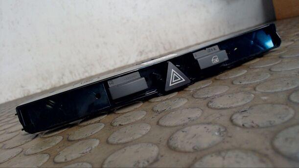 Foto: WARNBLINKSCHALTER eines Opel Astra 1.7 CDTI Caravan DPF
