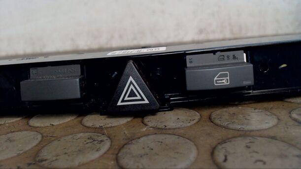 Foto: WARNBLINKSCHALTER eines Opel Astra 1.7 CDTI Caravan DPF