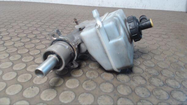 Foto: HAUPTBREMSZYLINDER eines Opel Movano 2.5 DTI L2H3