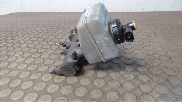 Foto: HAUPTBREMSZYLINDER eines Opel Movano 2.5 DTI L2H3