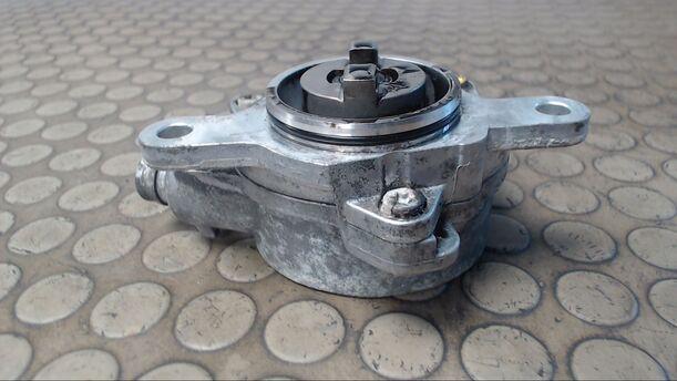 Foto: VAKUUMPUMPE eines Opel Movano 2.5 DTI L2H3