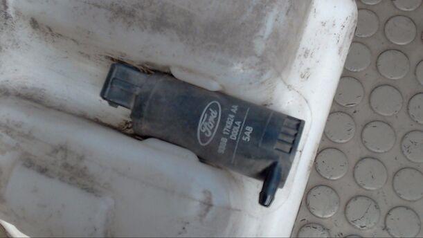 Foto: SCHEIBENWASCHBEHÄLTER eines Ford Transit 240 K TDE CL