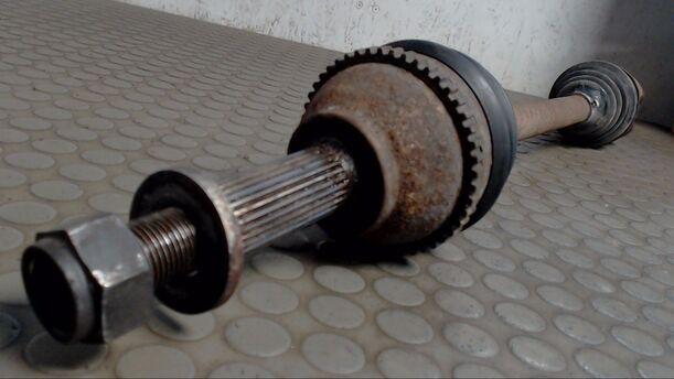 Foto: ANTRIEBSWELLE VORNE LINKS eines Ford Transit 240 K TDE CL
