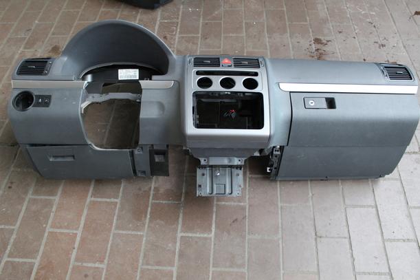 Foto: ARMATURENBRETT eines VW Touran 1.4 TSI EcoFuel CL