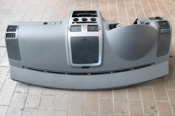 Foto: ARMATURENBRETT eines VW Touran 1.4 TSI EcoFuel CL
