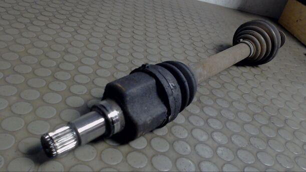 Foto: ANTRIEBSWELLE VORNE LINKS eines Ford Focus Turnier CL