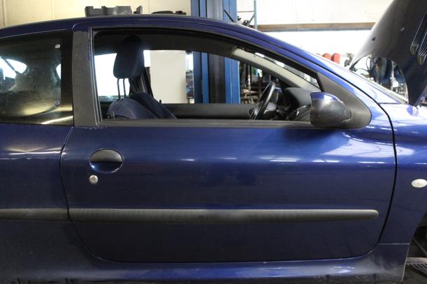 Foto: TÜR VORN RECHTS (2/3-Türer) eines Peugeot 206 75 CL