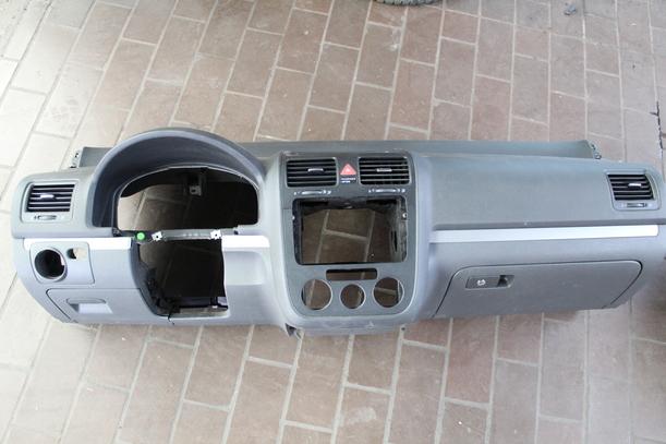 Foto: ARMATURENBRETT eines VW Golf Variant 1.9 TDI CL