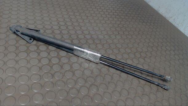 Foto: HECKKLAPPENDÄMPFERPAAR eines VW Passat Variant 1.8 CL